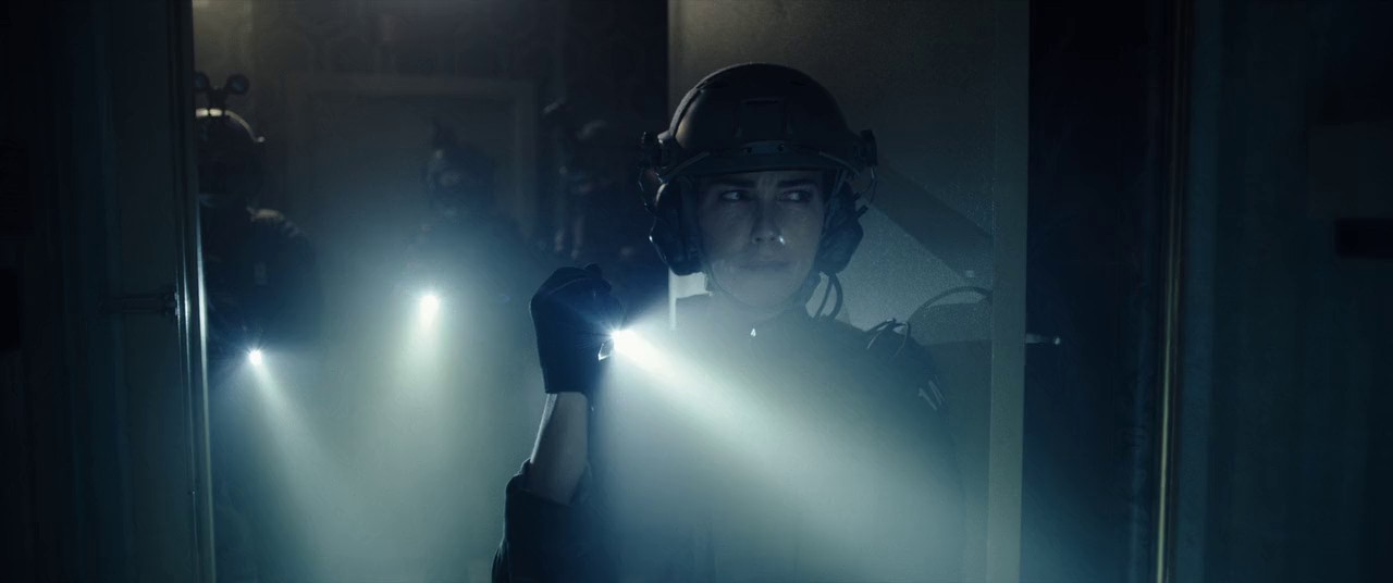 Moonfall (2022) BluRay Hindi + English 720p x264 AVC HE-AAC 2.0 ESub.mkv.0001